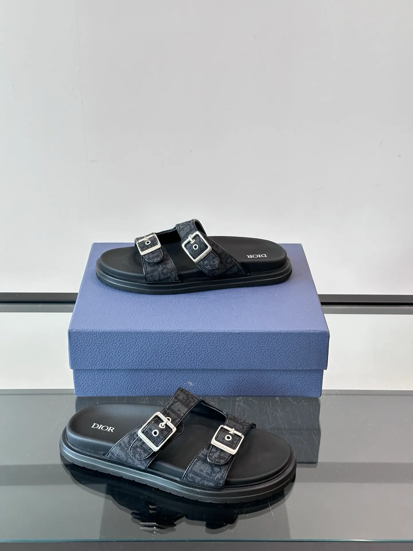 Factory price: 300💰Dior Aqua men's sandals and slippers. Showcasing Dior haute couture design. The Dior gray suede strap is accented with an aluminum Dior buckle for added style. Paired with a comfortable tonal notch sole, they pair easily with shorts or jeans for a sophisticated look. Main body: suede cow leather, technical fabric lining: cow leather, with adjustable straps, aluminum Dior buckle, Dior gray EVA insole, tonal notch rubber outsole splicing structure👌👌 size: 38-44 (45.46 customized)